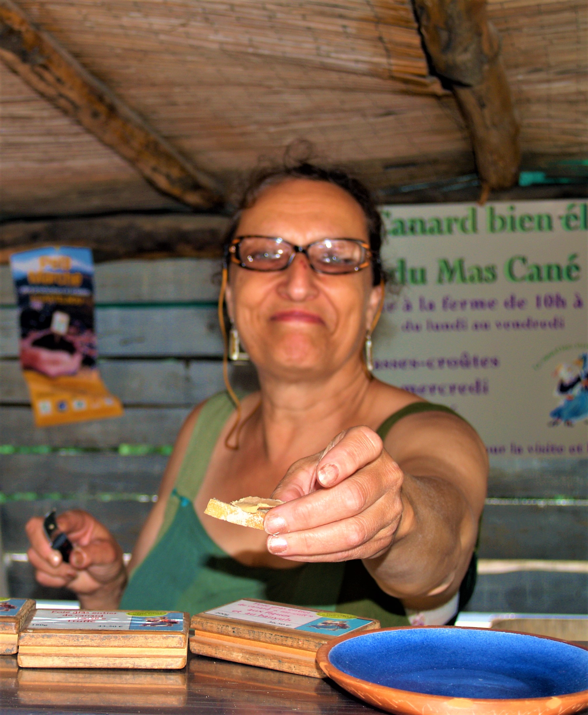 Castelnou Goûter sur le marché les bons produits locaux Photo lagazettecatalane.com.jpg