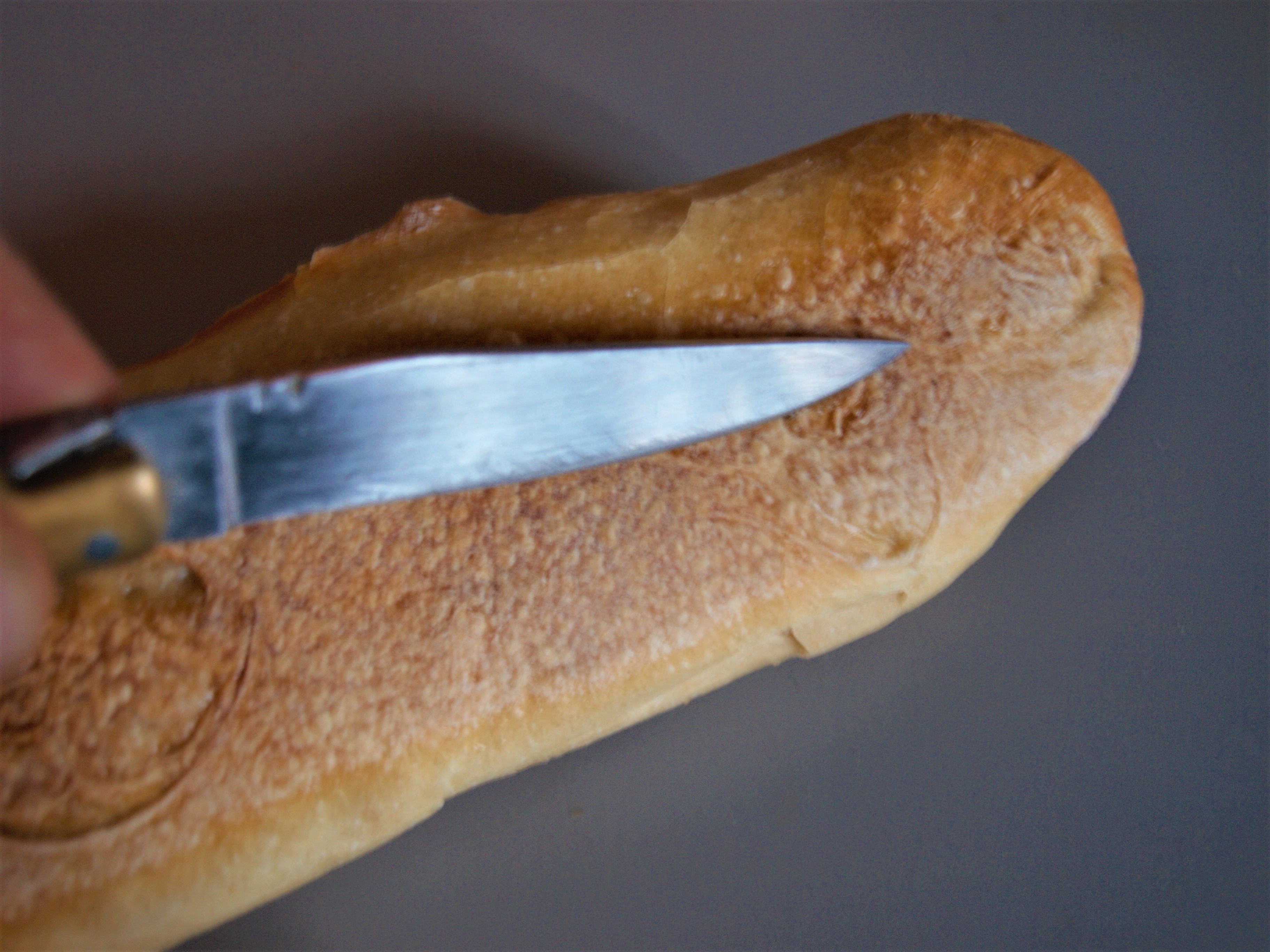 Ce rite de la croix sur le pain est toujours pratiqué dans de nombreuses familles... Et vous, le faites-vous ? Coutume populaire ou superstition ? 