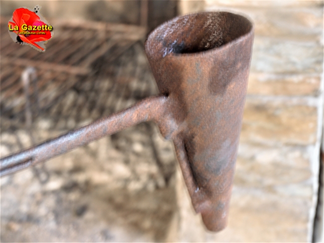 La Gazette Catalane.com - 
Certains grattent au couteau la coquille, ôtent l’opercule, d'autres mains assaisonnent chaque escargot de sel mêlé au poivre, le secoue afin de retirer les surplus, des doigts experts disposent les escargots en rangs serrés sur le grill