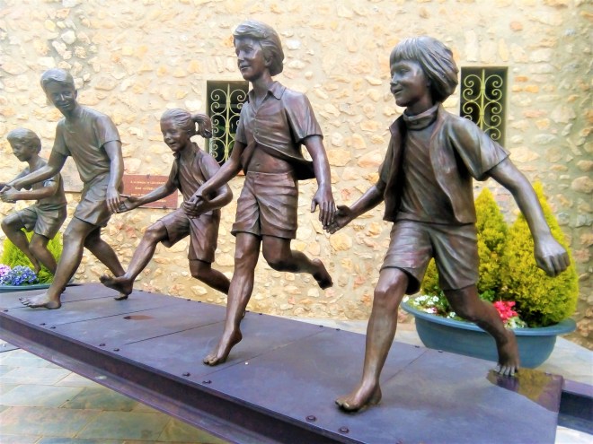 Les extraordinaires sculptures en bronze de l'artiste catalane Marta Solsona égayent à merveille, la Place Gabriel Peri et le péron de l'hôtel de ville de Thuir... 